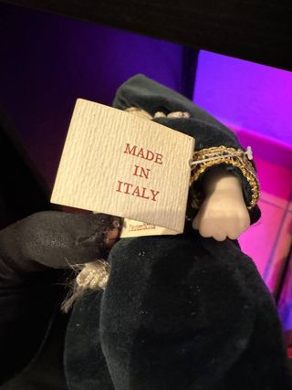 Bambola d'epoca con cappello e piuma