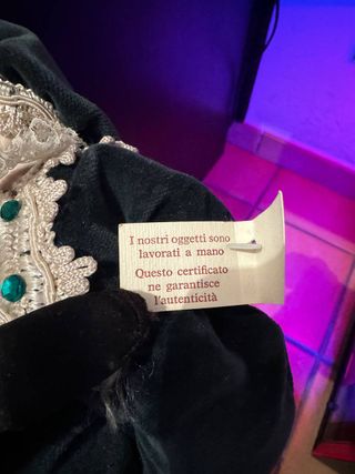 Bambola d'epoca con cappello e piuma