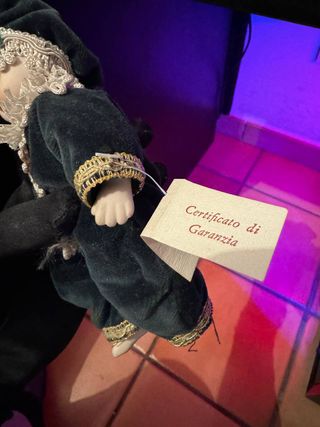 Bambola d'epoca con cappello e piuma