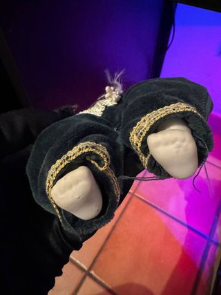 Bambola d'epoca con cappello e piuma