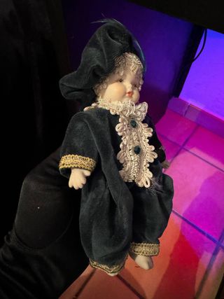 Bambola d'epoca con cappello e piuma