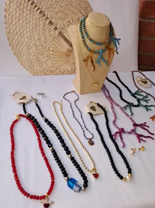 Alicante, collane e bracciali in macramè, oro golfi