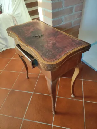 Tavolino '700 bois de rose con piano in pelle