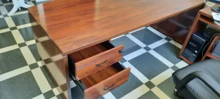 Mesa de escritorio de madera