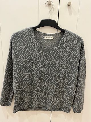 Camiseta gris con bordados