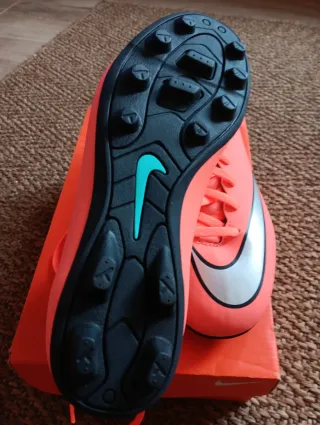 Scarpe da calcio Nike Orange Taglia 5Y. T.37.5