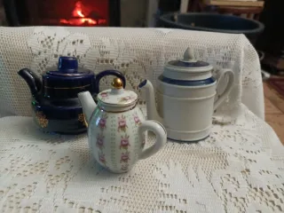 Tris di teiere in ceramica