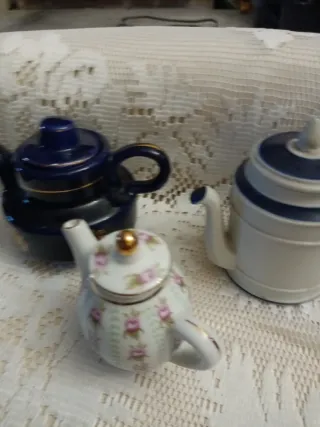 Tris di teiere in ceramica