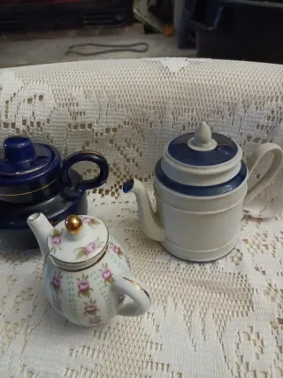 Tris di teiere in ceramica