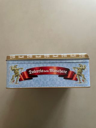Scatola di latta  “Biscotti di Pulcinella”.