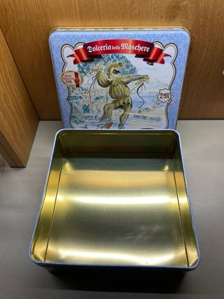 Scatola di latta  “Biscotti di Pulcinella”.