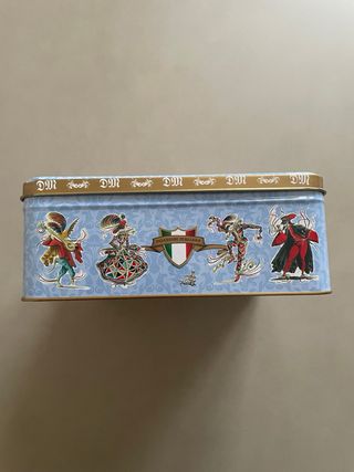 Scatola di latta  “Biscotti di Pulcinella”.