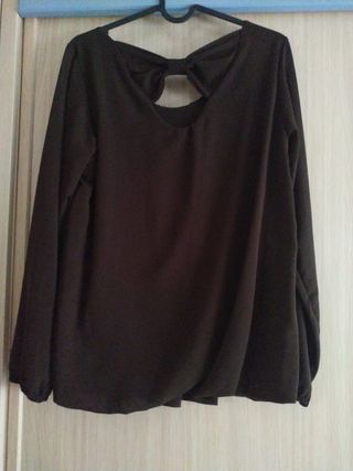 Blusa marrón con lazo en espalda.