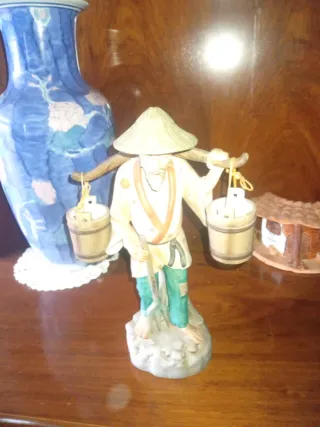 Figura de porcelana hombre con cubos