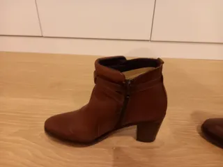 Botines de piel con tacón y hebilla