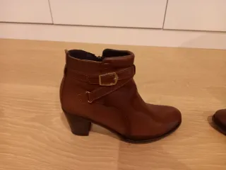 Botines de piel con tacón y hebilla