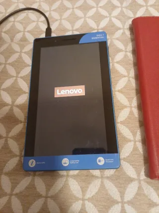 Tablet Lenovo Azul con Funda Roja