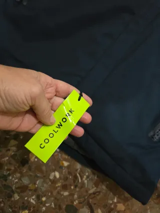 Abrigo azul y gris con capucha