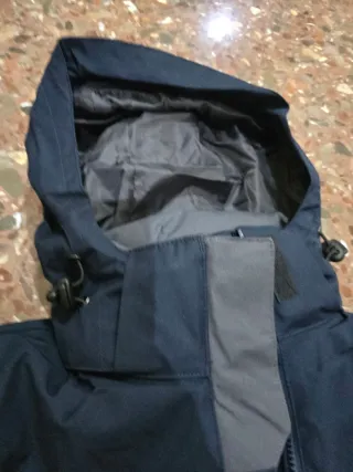 Abrigo azul y gris con capucha