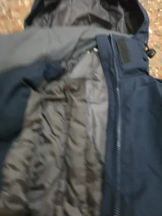 Abrigo azul y gris con capucha