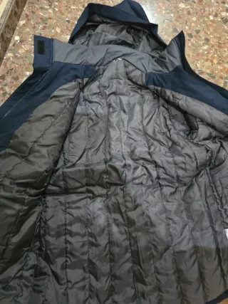 Abrigo azul y gris con capucha