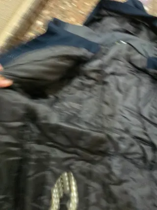 Abrigo azul y gris con capucha