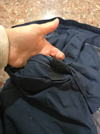 Abrigo azul y gris con capucha