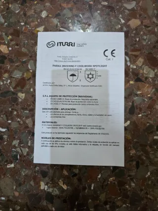 Abrigo azul y gris con capucha