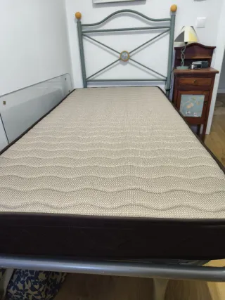 Conjunto de somier, colchón y cabecero