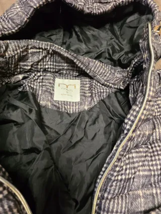 Plumífero gris y blanco. Milano