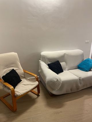 Sofá de dos plazas y sillón de tela y madera