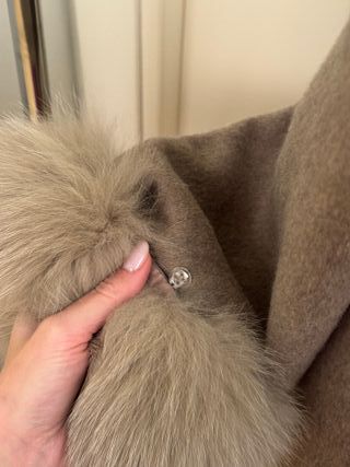 Cappotto con pelliccia beige e marrone