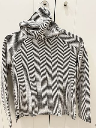 Jersey cuello alto blanco y negro