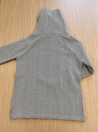 Jersey cuello alto blanco y negro