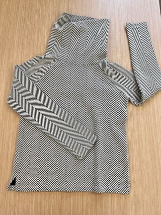 Jersey cuello alto blanco y negro