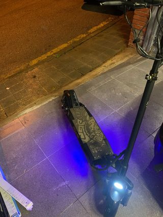 Patinete eléctrico con luces LED