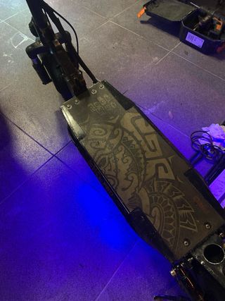 Patinete eléctrico con luces LED