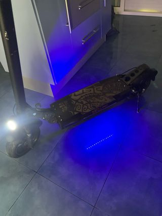 Patinete eléctrico con luces LED