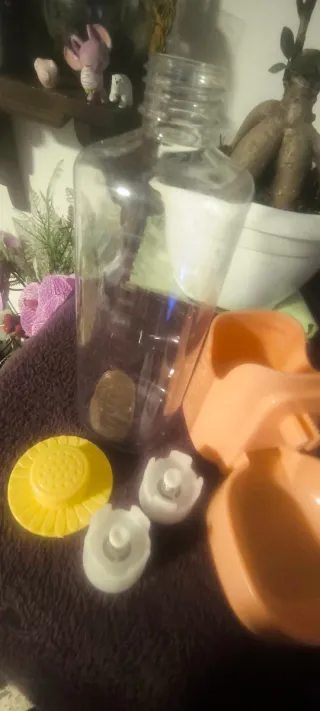 Bebedero para mascotas naranja y amarillo