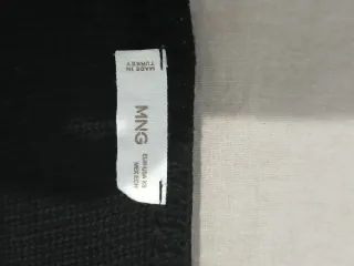 Top negro Mango tirantes con detalle en el pecho