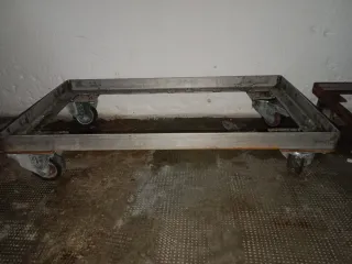 Carretilla metálica con ruedas