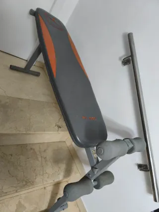 Banco de abdominales gris y naranja