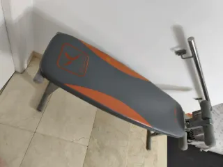 Banco de abdominales gris y naranja