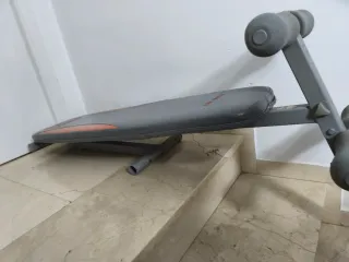 Banco de abdominales gris y naranja