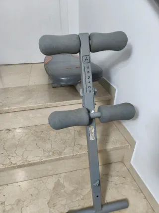 Banco de abdominales gris y naranja