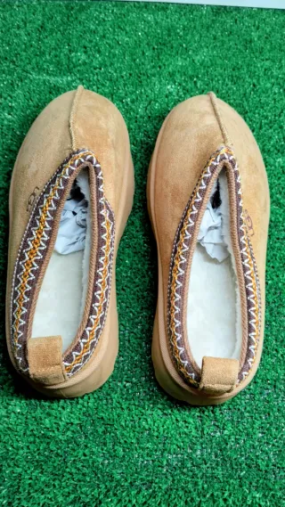 UGG Botas de plataforma beige con borde