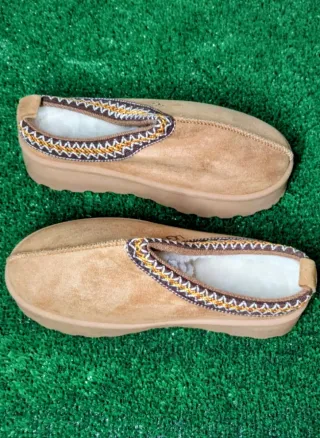 UGG Botas de plataforma beige con borde