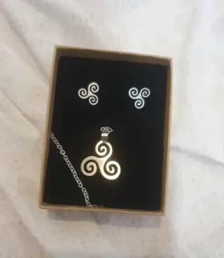 Colgante y pendientes triskel plata.