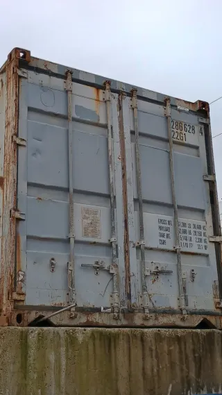 Contenedor de carga gris usado