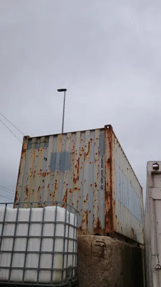 Contenedor de carga gris usado